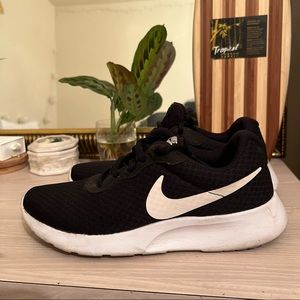 Nike Tanjun Sneakers Black and White
